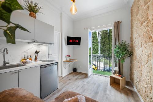 una cocina con fregadero y encimera en Cocon Azur Nice - Studio à 300m des Plages, en Niza
