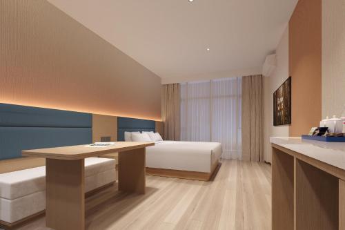 Postel nebo postele na pokoji v ubytování Model J Hotel Jakarta Central Park