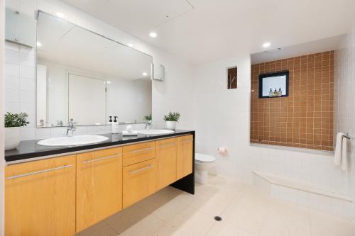 un bagno con lavandino e WC di Noosa Court Apartment 03 a Noosa Heads