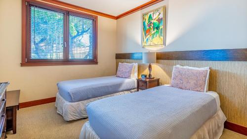 Una habitación de hotel con dos camas y una ventana. en Ko Olina Beach Villas B102, en Kapolei
