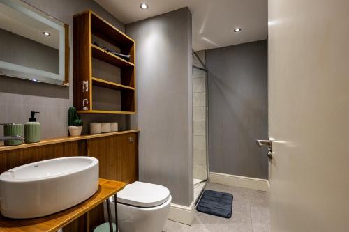 Et badeværelse på Modern City Centre Apartment