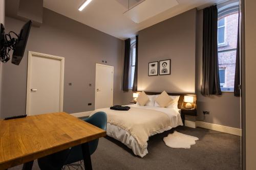 En eller flere senge i et værelse på Modern City Centre Apartment