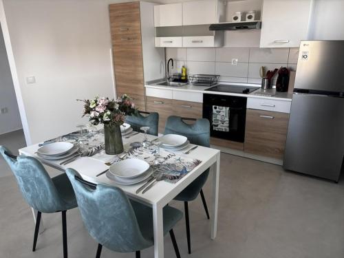 Η κουζίνα ή μικρή κουζίνα στο Apartment in Pirovac with balcony, air conditioning, Wi-Fi (4717-1)