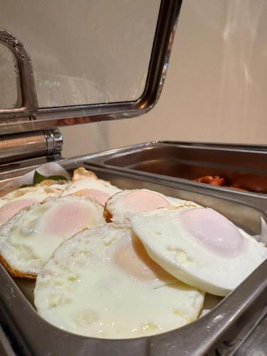 a metal pan with eggs on top of food at Hotel Gorczowski Katowice Chorzów in Chorzów