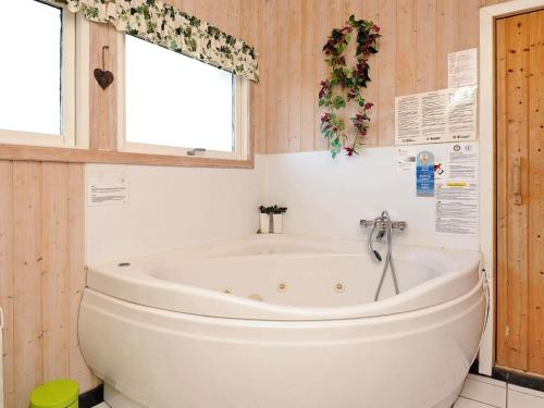 eine weiße Badewanne in einem Badezimmer mit Fenster in der Unterkunft 8 person holiday home in Hejls-By Traum in Hejls