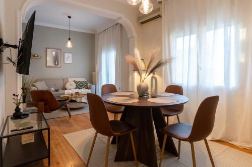 New Stylish Central 2BD, Balcony