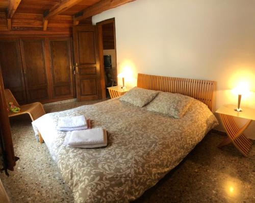 a bedroom with a bed with two towels on it at Casa de muntanya Can Coll de Susqueda Girona in Susqueda