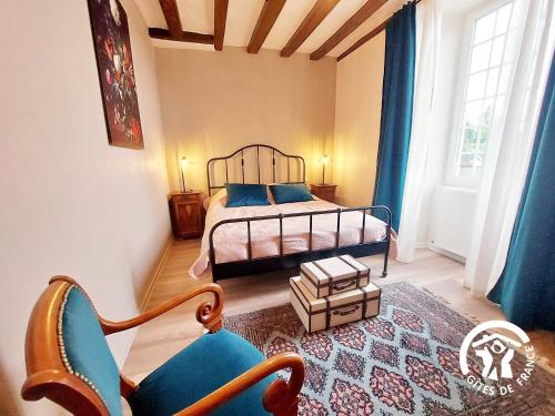 Una cama o camas en una habitación de La porte cochère, 2 chambres jusqu'à 4 personnes