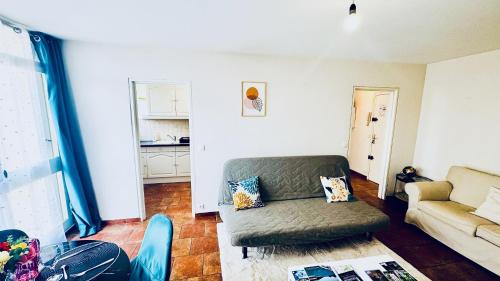 a living room with a couch and a chair at Coeur de Dammarie - Balcon et Parking privé in Dammarie-lès-Lys