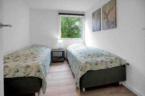 a bedroom with two beds and a window at 11136-Nykobing-Sj-Vindingsvej-2 in Nykøbing Sjælland