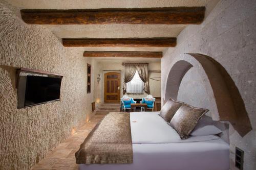 Televisyen dan/atau pusat hiburan di Dionysos Cave Cappadocia Hotel