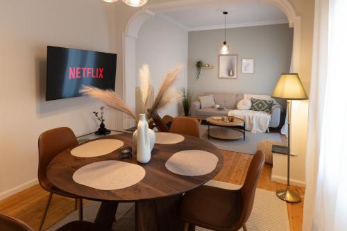 New Stylish Central 2BD, Balcony
