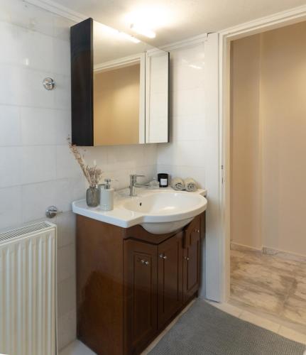 New Stylish Central 2BD, Balcony