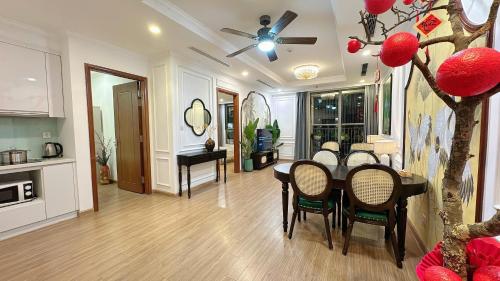 Η κουζίνα ή μικρή κουζίνα στο Dani Apartment - Vinhomes Times City - Hà Nội