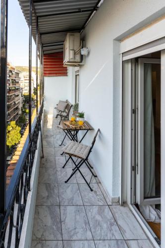 New Stylish Central 2BD, Balcony