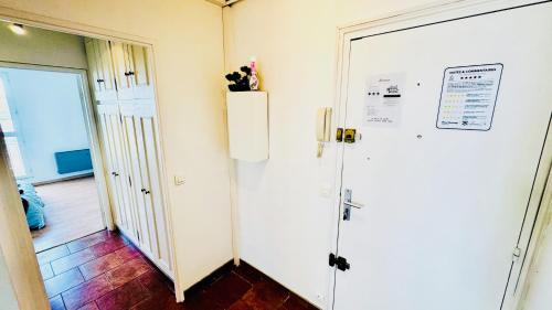 a hallway with a door and a room with a door at Coeur de Dammarie - Balcon et Parking privé in Dammarie-lès-Lys