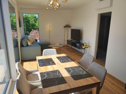 Μια τηλεόραση ή/και κέντρο ψυχαγωγίας στο Penthouse neben U2- U-Bahn
