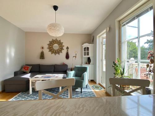 ein Wohnzimmer mit Couch und Tisch in der Unterkunft Home Sweet Home- center, sea view, sauna, balcony in Mariehamn