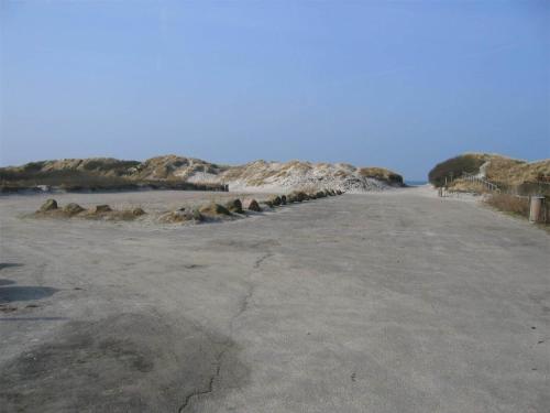 an empty beach with rocks in the distance at 13392-Hojby-Herlufholmsvej-13 in Højby