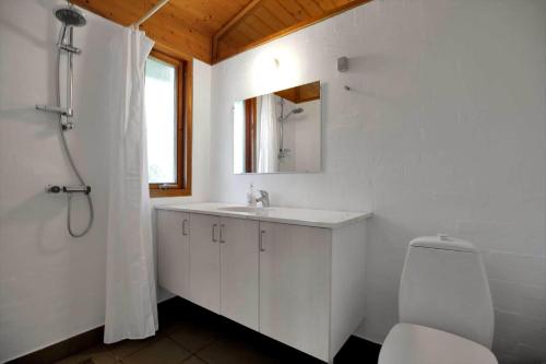 Un baño blanco con lavabo e inodoro. en 12253-Nykobing-Sj-Aeblehegnet-7, en Tjørneholm
