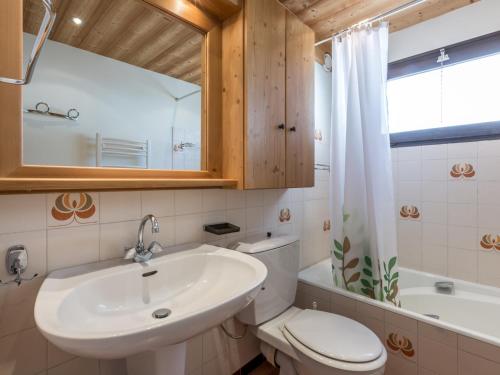 une salle de bain avec un lavabo, des toilettes et une baignoire dans l'établissement 2 pièces, proche commerces, Champ Giguet, garage, ascenseur - FR-1-304-15, à La Clusaz
