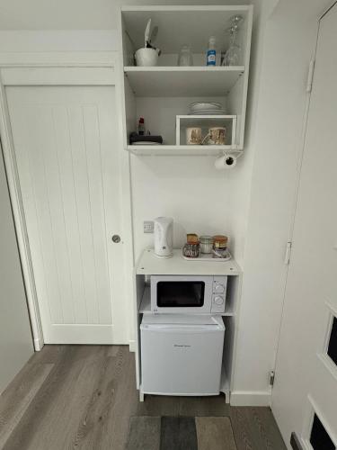 Η κουζίνα ή μικρή κουζίνα στο En-suite Room with Independent Entrance.