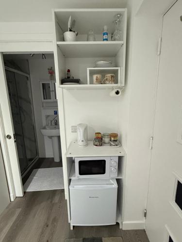 Η κουζίνα ή μικρή κουζίνα στο En-suite Room with Independent Entrance.
