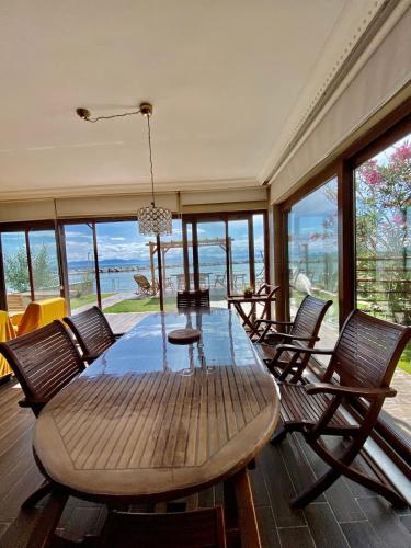 a dining room with a table and chairs at Ayvalik Seafront Villa Mansion Summer House in Ayvalik in Ayvalık