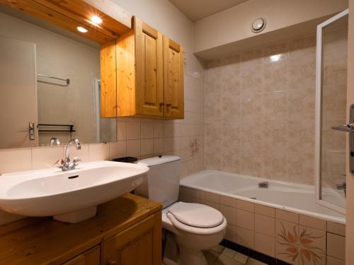 Un baño con lavabo, inodoro y bañera. en 2 Pièces 4 Pers, Proximité commerces, Garage et Ascenseur - FR-1-304-12, en La Clusaz