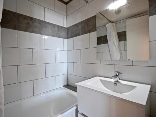 Bilik mandi di Studio cabine 4 pers. exposé Sud, au pied des pistes avec balcon et toutes commodités - FR-1-340-75