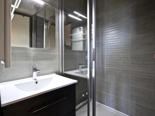 シャンルッスにあるStudio cabine 4 pers, pied des pistes, balcon exposé sud - FR-1-340-95の洗面台と鏡付きシャワーを備えたバスルーム