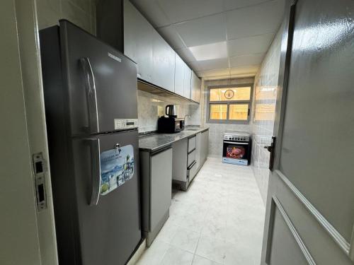una cucina con frigorifero e fornelli di FZ Star Residence a Dubai