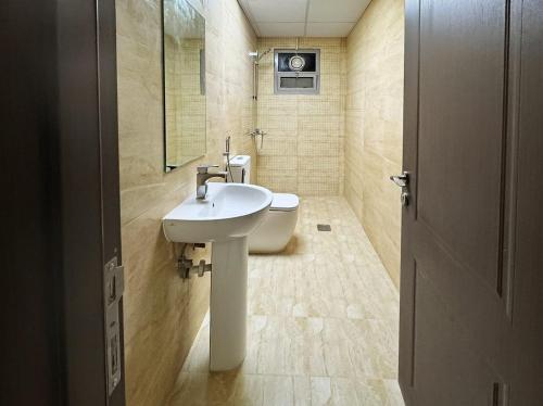 un bagno con lavandino e WC di FZ Star Residence a Dubai