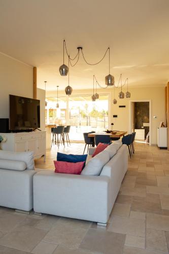 Televisyen dan/atau pusat hiburan di Villa Santo Spirito a 5 minuti da Otranto