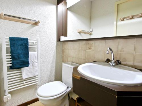 un bagno con lavandino, WC e specchio di Studio 19m² à Chamrousse avec balcon, parking inclus - FR-1-340-146 a Chamrousse