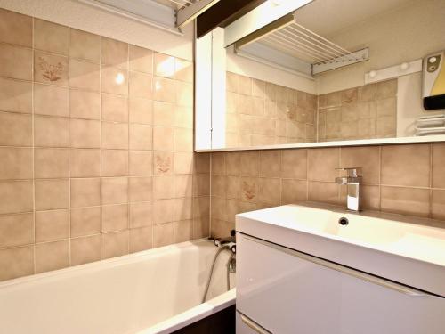 un bagno con un lavandino, una vasca e uno specchio di Studio rénové 2018 avec parking couvert et animaux admis - FR-1-340-128 a Chamrousse