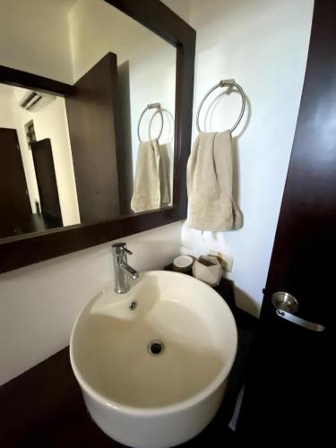 Bilik mandi di Mínimal apartment with terrace and ocean view