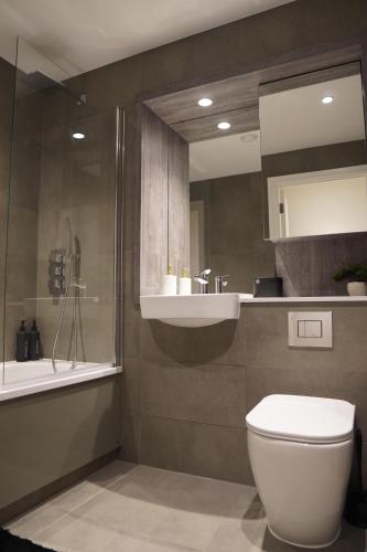 a bathroom with a toilet and a sink and a shower at Cozy 1 bedroom flat in city centre in Birmingham