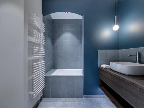 a bathroom with a bath tub and a sink at Appartement rénové, lumineux avec terrasse, à deux pas des pistes à Tignes le Lac - FR-1-641-11 in Tignes