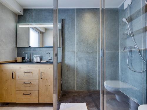 a bathroom with a shower and a sink at Appartement 8 pers, skis aux pieds, balcon, rénové, proche pistes et commerces, Tignes le Lac - FR-1-641-32 in Tignes