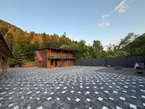 Das Gebäude in dem sich das Ferienhaus befindet