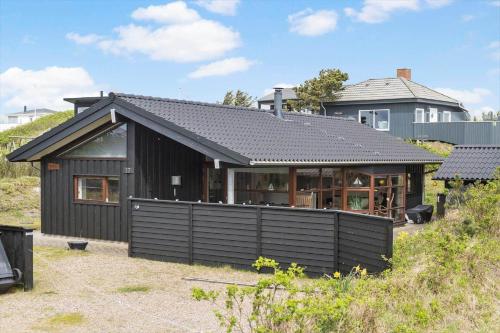 a black house with a black roof at FAN022-Fano-Hympelvej-17 in Fanø