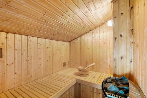 a wooden sauna with a tub in the middle at FAN022-Fano-Hympelvej-17 in Fanø