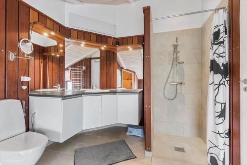 a bathroom with a toilet and a sink and a shower at FAN022-Fano-Hympelvej-17 in Fanø