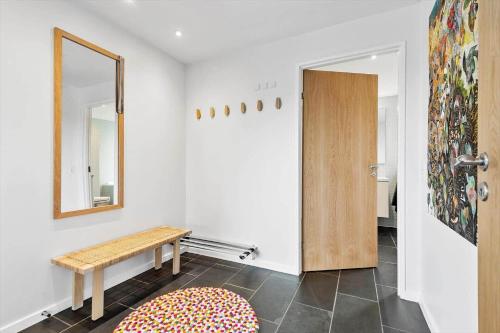 凡岛FAN006-Fano-Gogevej-43的走廊设有木凳和镜子