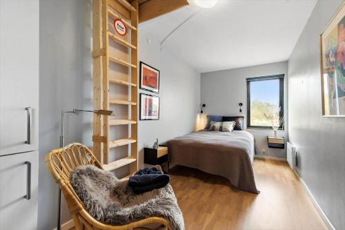 凡岛FAN006-Fano-Gogevej-43的一间卧室配有一张床、一张床和一个窗户。