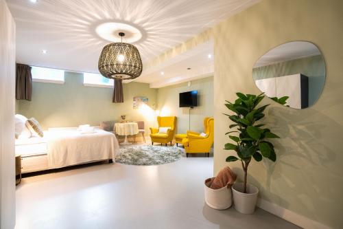 a hotel room with a bed and a mirror at NEW! Modern Gallery Nassau Canal Suite in Amsterdam