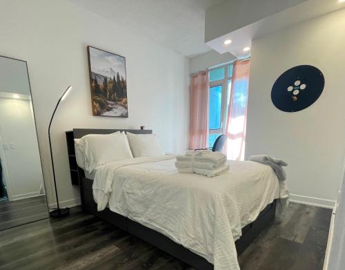 Ένα ή περισσότερα κρεβάτια σε δωμάτιο στο Elegant Downtown 2Bd Condo with Balcony