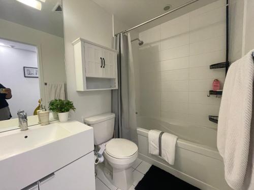 Ένα μπάνιο στο Elegant Downtown 2Bd Condo with Balcony