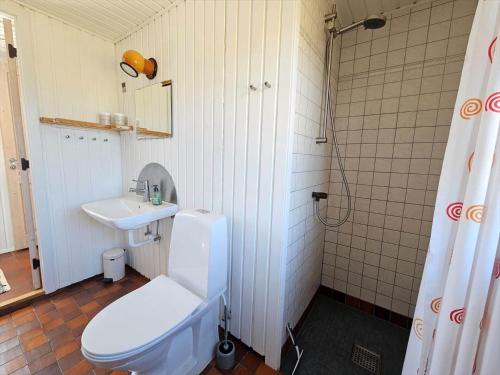 a bathroom with a white toilet and a sink at FAN068-Fano-Dalen-10 in Fanø